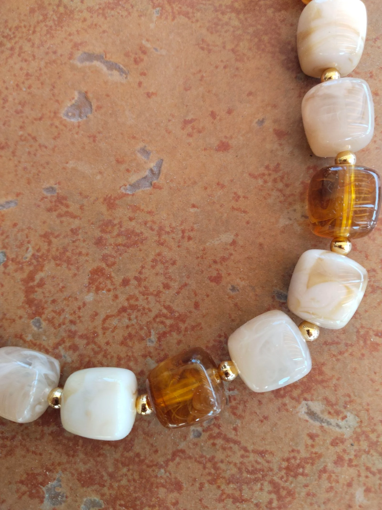 Collier aux tons beige et ambre – photo 3